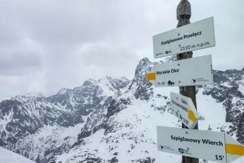 Szpiglasowa Przełęcz i szlak na Morskie Oko. Wskazówki drogowe w Tatrach.