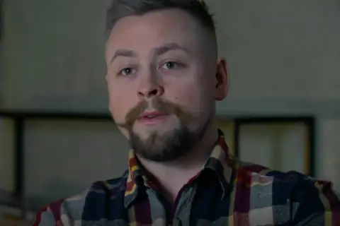 Man med mustasch och rutig skjorta, kanske i en dokumentär om en stalker svt.