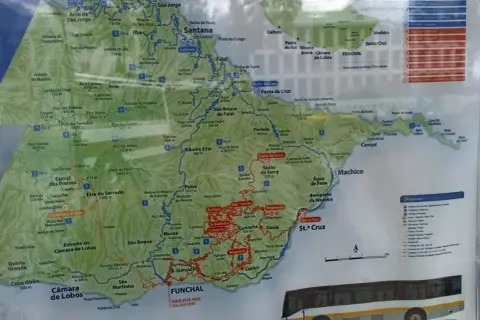 Mapa turystyczny Madery z zaznaczonym **madera transport publiczny** - trasy autobusów, szlaki piesze i punkty widokowe.
