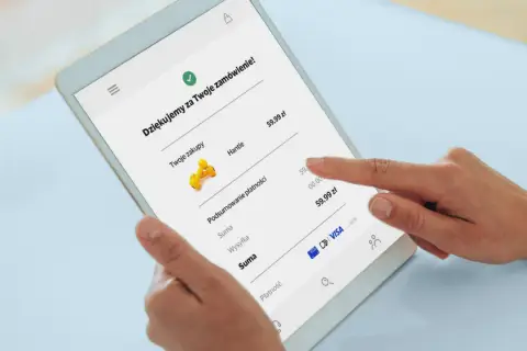 Potwierdzenie zamówienia na tablecie. Widzisz podsumowanie zakupów i opcję płatności kartą Visa, co pokazuje, jak płacić kartą Visa przez internet.
