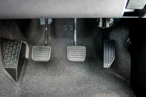 Trzy pedały w samochodzie: sprzęgło, hamulec i ten po prawej, ktory pedal to gaz.