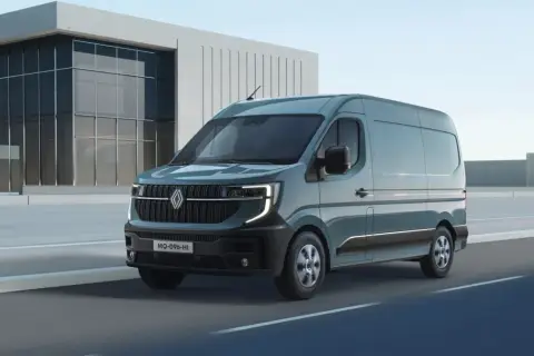 Nowy Renault Master 4 w kolorze morskim, z nowoczesnym designem, przemierza drogę obok futurystycznego budynku.
