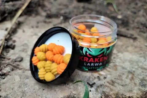 Pomarańczowe i żółte kulki przynęty na karpia Kraken Larwa Wafters. Jaki smak pelletu na karpia? Te kuszą ryby!