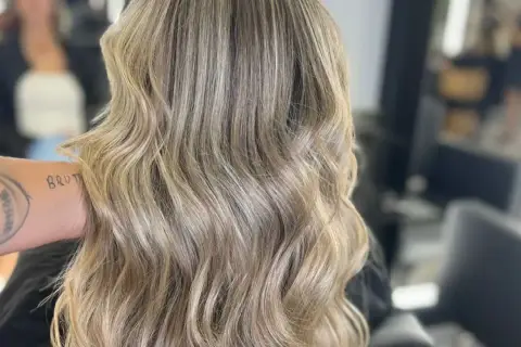 Cabello rubio con ondas suaves, mostrando diferentes tipos de rubio y reflejos sutiles.