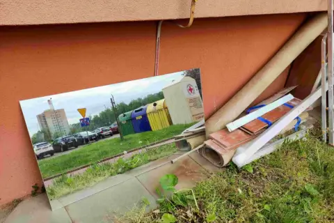 Duże lustro odbija śmietniki i parking. Zastanawiasz się, gdzie wyrzucić szyby okienne? Sprawdź lokalne punkty zbiórki odpadów.