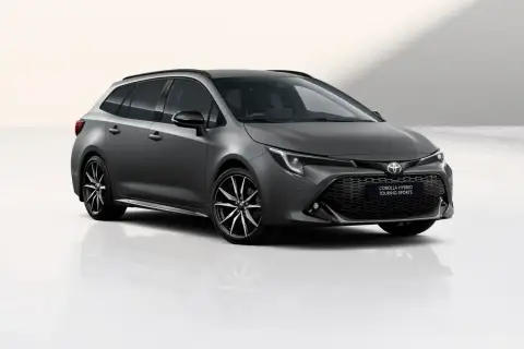 Szary kombi Toyota Corolla 2024 z czarnymi felgami i przyciemnianymi szybami, gotowy na każdą podróż.