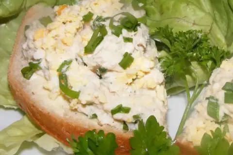 Pyszna pasta jajeczna na chlebie, idealna na szybkie śniadanie. Prosty przepis na pastę jajeczną, którą pokochasz!