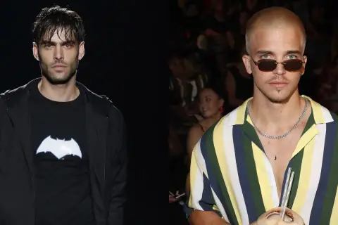 Dos modelos españoles hombres, uno con camiseta negra y logo de Batman, el otro con camisa a rayas y gafas de sol.