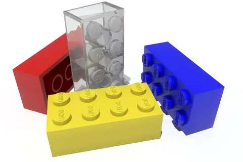 Bunte LEGO-Steine, rot, gelb, blau und transparent, bereit zum Lego waschen.