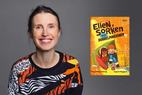 Maria Frensborg ler glatt bredvid boken "Ellen, Sorken och dubbelpingvinen".