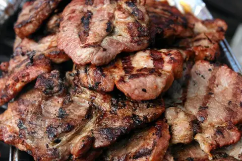 Grillowana karkówka z pięknymi paskami. Jeśli marynata wyszła za słona, dodaj ziemniaki, by jak zneutralizować za słoną marynatę do karkówki przed grillowaniem.