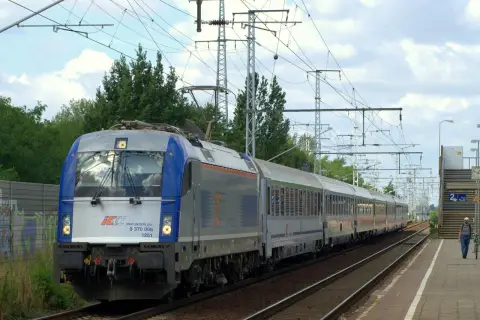 Pociąg PKP Intercity z numerem 5 370 008 gotowy do podróży. Idealny na weekendowy wypad z biletem weekendowym PKP.