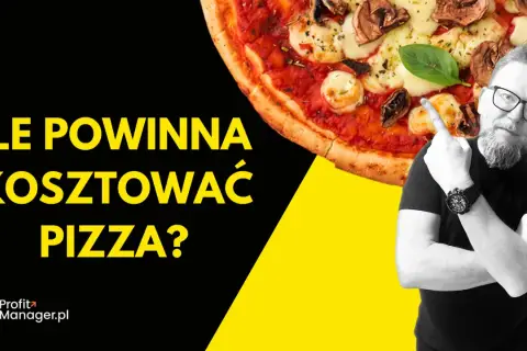 Mężczyzna w okularach wskazuje na pizzę z grzybami i mozzarellą.