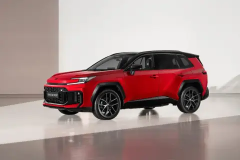 Czerwony RAV4 GR SPORT 2026 z czarnym dachem i felgami, prezentujący sportowy design i dynamiczną sylwetkę.