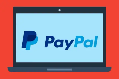 Laptop z logo PayPal. To narzędzie dla każdego media expert, ułatwiające płatności online.