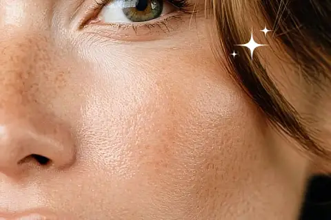 Piel radiante con la mejor base de maquillaje para 60 años. Textura suave y natural.