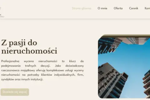 Widok z dołu na nowoczesne budynki biurowe na tle błękitnego nieba.