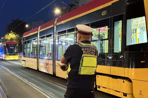 Kontroler ruchu nadzoruje ruch tramwajów na Pradze w Warszawie.