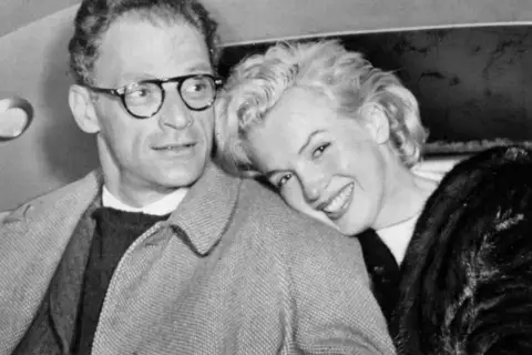 Marilyn Monroe opiera głowę o ramię swojego męża, Arthura Millera.