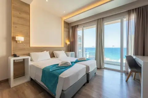 Pokój hotelowy z dwoma łóżkami i widokiem na morze. Idealne miejsce na relaks, jak w **pefkos**.