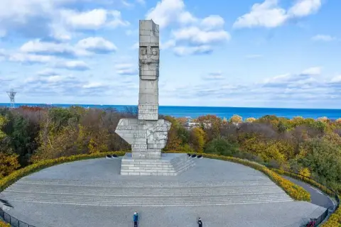 Pomnik Obrońców Wybrzeża na Westerplatte. Monumentalna rzeźba upamiętnia bohaterską historię obrony Polski.