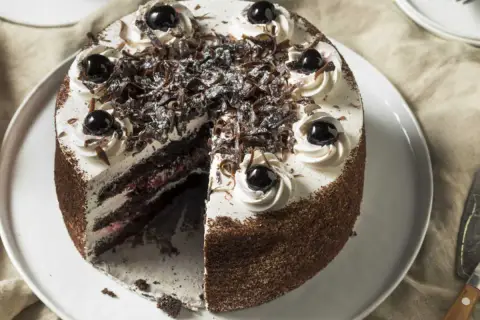 Gâteau Forêt Noire, une recette Cyril Lignac. Chocolat, crème fouettée, cerises et copeaux de chocolat. Un délice !