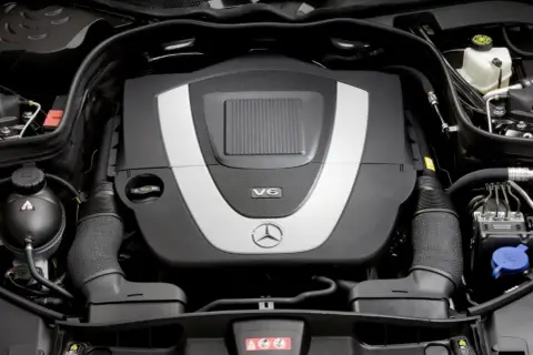 Silnik V6 Mercedesa, symbol niezawodności i mocy, jeden z najtrwalszych silników benzynowych tej marki.