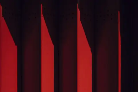 Rote Streifen mit Schatten. Die Frage, welche Farben ergeben Rot, wird hier visuell beantwortet.