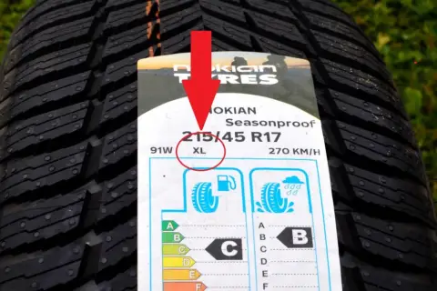 Opona Nokian z oznaczeniem XL. XL oznacza, że opona ma wzmocnioną konstrukcję i wyższy indeks nośności.