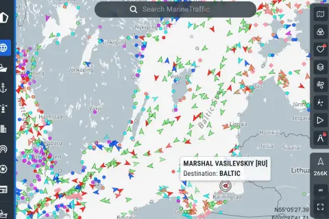Intensywny ruch statków na Bałtyku, widoczny na mapie MarineTraffic. Wiele jednostek w różnych kolorach i kierunkach.