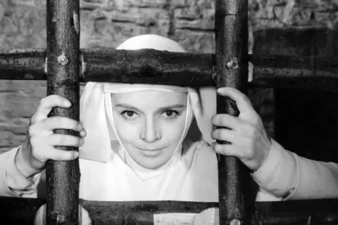 Młoda zakonnica za kratami, scena z jednego z najlepszych starych polskich filmów.