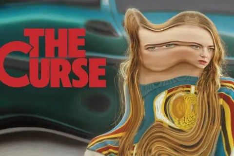 Zniekształcona twarz kobiety na tle napisu "THE CURSE". Jej rysy są nienaturalnie wykrzywione, sugerując grozę serialu.