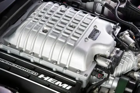 Silnik Hellcat z napisem "SUPERCHARGED HEMI" i emblematem rysia.