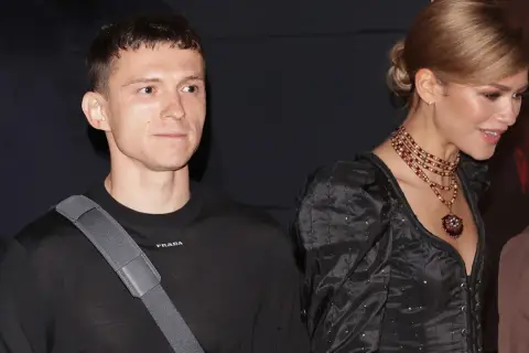 Zendaya i Tom Holland na premierze. Tom w czarnej bluzie Prada, Zendaya w eleganckiej czarnej sukni z naszyjnikiem.