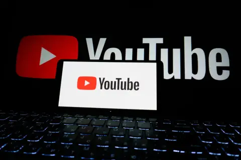 Logo YouTube na ekranie laptopa, podświetlana klawiatura. Zastanawiasz się, ile zarabia youtuber?