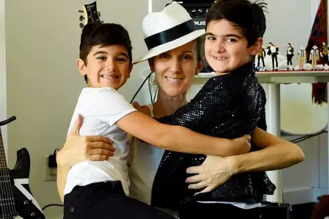 Celine Dion z synami, otoczona gitarami i figurkami Michaela Jacksona, celebruje muzyczne dziedzictwo.
