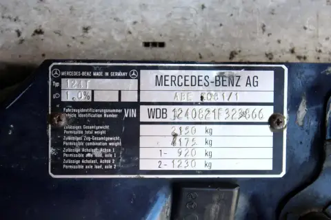 Tabliczka znamionowa Mercedesa z danymi technicznymi. Warto sprawdzić carvertical opinie przed zakupem takiego auta.