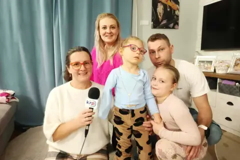 Rodzina Tomasza Biernackiego: żona z mikrofonem, dwie córki i on sam.