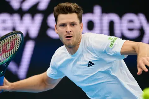 Hubert Hurkacz, tenisista, który w rankingu ATP pnie się coraz wyżej, w akcji na korcie.