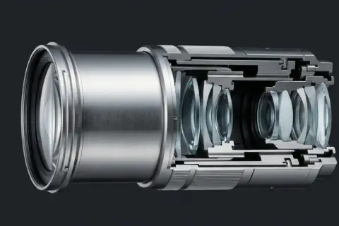 Przekrój obiektywu pokazujący soczewki, które umożliwiają zoom. Mechanizm pozwala na zbliżanie i oddalanie obrazu.