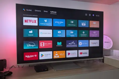 Ekran Tizen TV z ikonami aplikacji: Netflix, Prime Video, Disney+, YouTube i innymi.