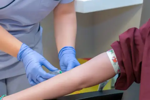 Pielęgniarka pobiera krew do badania. Gdy masz niski poziom płytek krwi, jak podnieść? Dieta i suplementy mogą pomóc.