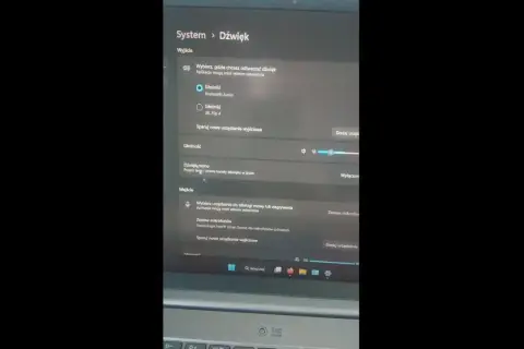 Ustawienia dźwięku Windows pokazują, jak sparować słuchawki JBL z laptopem, wybierając "JBL Flip 4" jako urządzenie wyjściowe.