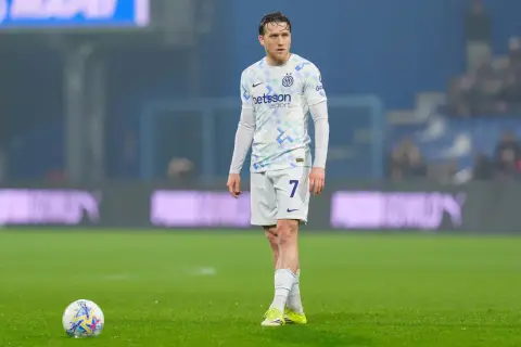 Piłkarz Interu Mediolan z numerem 7 na koszulce, w białym stroju, na tle trybun. Mecz Inter Mediolan – Juventus.