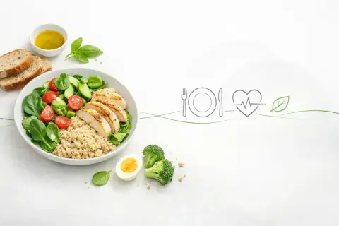 Zdrowy obiad 1000 kcal: grillowany kurczak, kasza, warzywa, jajko i pieczywo. Idealny posiłek dla dbających o linię.