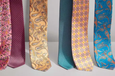 Pięć krawatów w różnych wzorach i kolorach. Czy jedwab się gniecie? Te jedwabne krawaty wyglądają na gładkie i eleganckie.