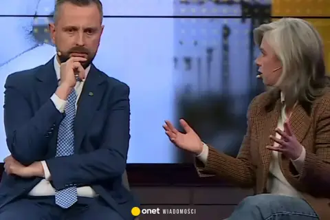 Władysław Kosiniak-Kamysz w garniturze, zamyślony, podczas dyskusji z kobietą. Czyżby to początek romansu?