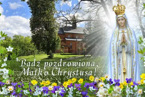 Piękna modlitwa do Matki Bożej w otoczeniu kwitnących drzew i kwiatów. Postać Maryi z koroną na głowie i złożonymi dłońmi.