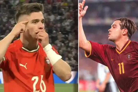 Dwóch piłkarzy Portugalii w czerwonych strojach. Jeden z nich, młodszy, z numerem 26, gestykuluje, przypominając o golu. Obok starszy, z numerem 11, w stylu Conceição.