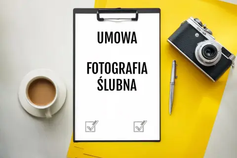Wzór umowy z fotografem ślubnym na białej kartce, obok filiżanka kawy, aparat i długopis.
